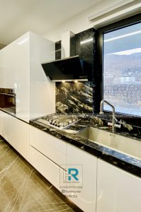 آشپزخانه مدرن ویلا با سنگ گرانیت برزیلی